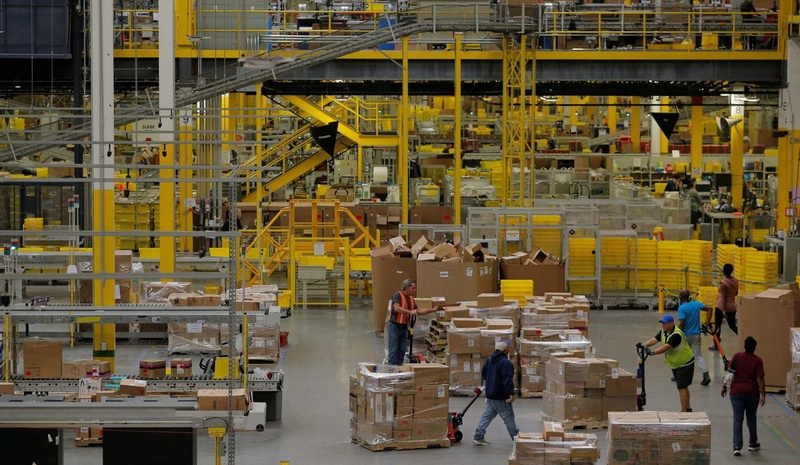 אינפלציה, עודף מחסנים ומלאים: אמזון נקלעה לפינה שלא ברור איך תצא ממנה - בעולם - TheMarker