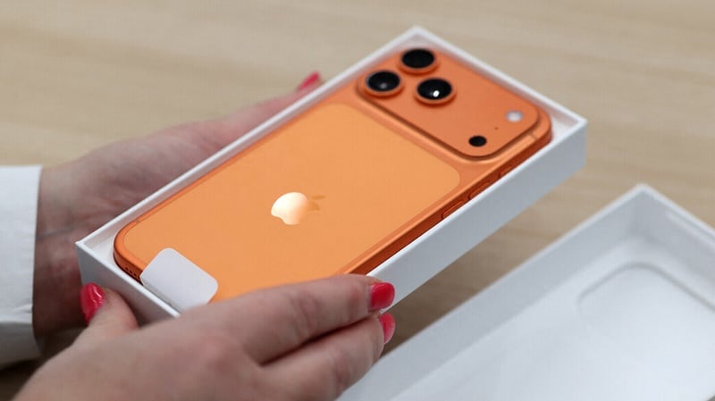 מצטרפת לתחרות: גם יוחננוף תתחיל למכור אייפונים | N12